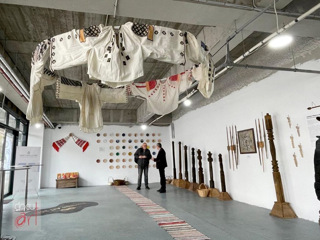 Memoria satelor care dispar: 300 de piese autentice într-o expoziție produsă de Docuart la Hub Cultural Pavilion Art 360 din Târgu Jiu