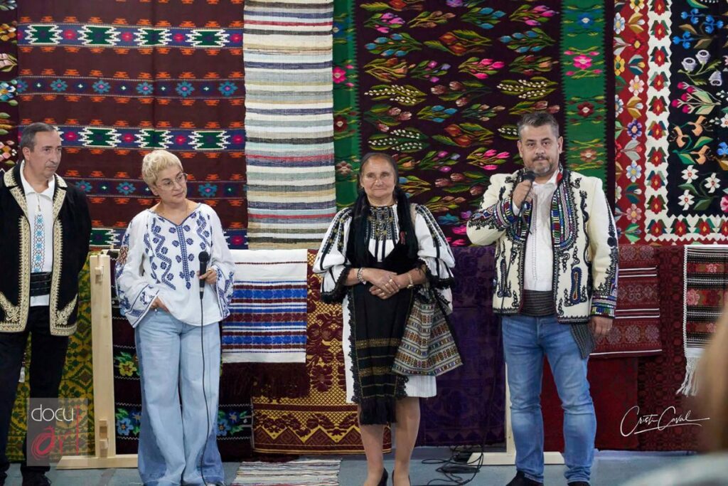 Memoria satelor care dispar: 300 de piese autentice într-o expoziție produsă de Docuart la Hub Cultural Pavilion Art 360 din Târgu Jiu